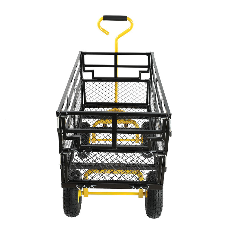 Les chariots de chariot de jardin facilitent le transport du bois de chauffage - jaune et noir