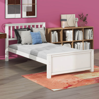 Lit plateforme simple en bois avec tête de lit, pied de lit et lattes en bois