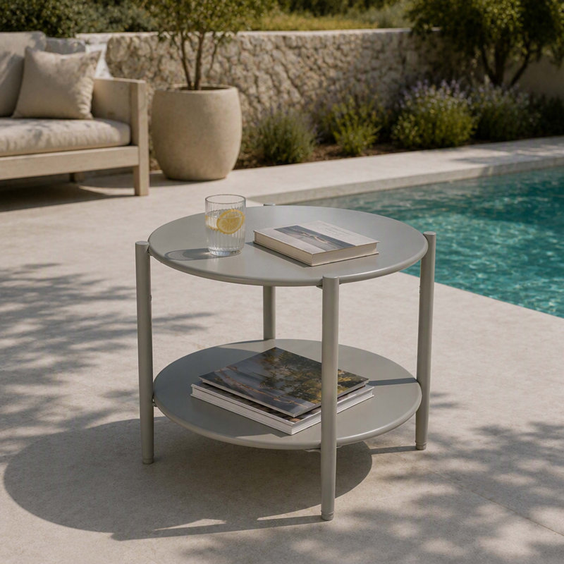 Table d'appoint ronde d'extérieur à 2 niveaux en métal gris, résistante aux intempéries, avec étagère de rangement intégrée, structure robuste, montage facile, idéale pour balcon, véranda, salon et jardin.