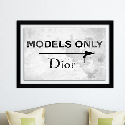 « models only dior », art textuel encadré