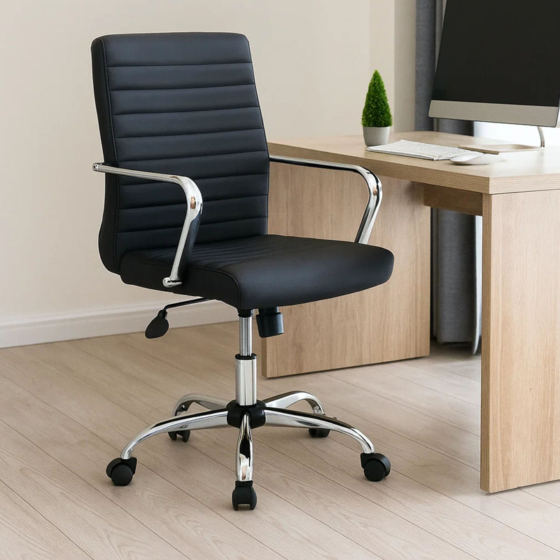 Chaise de bureau pivotante, vinyle noir, base et accoudoirs chromés, roulettes