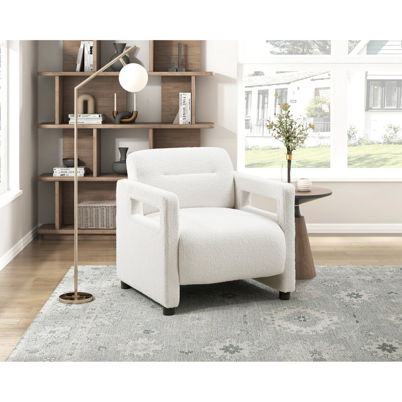 Fauteuil beige luxueux avec une structure en contreplaqué et un rembourrage en mousse pour une expérience de détente confortable