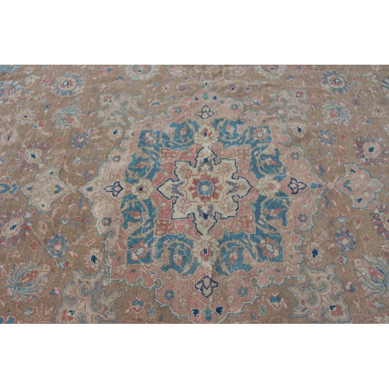 Grand tapis turc avec motif floral rétro dans des couleurs pastel douces et élégant beige et bleu pour le décor du salon