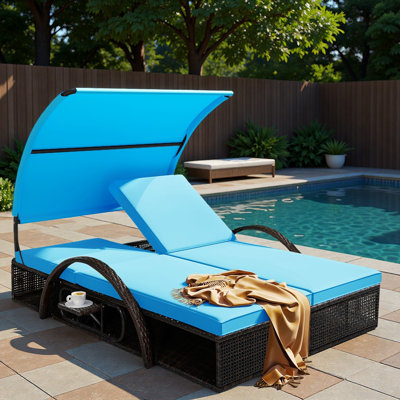 Chaise longue d'extérieur à structure en acier avec auvent courbé, dossier réglable, table d'appoint cachée et accoudoirs arqués