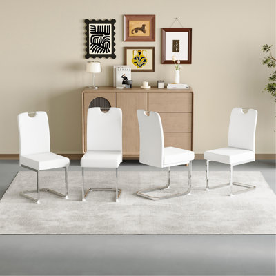 Un ensemble de quatre chaises ergonomiques en polyuréthane épaissi blanc - le mélange de confort et d'élégance, avec des dimensions de produit de 15,7 x 20,5 x 38,2 pouces.