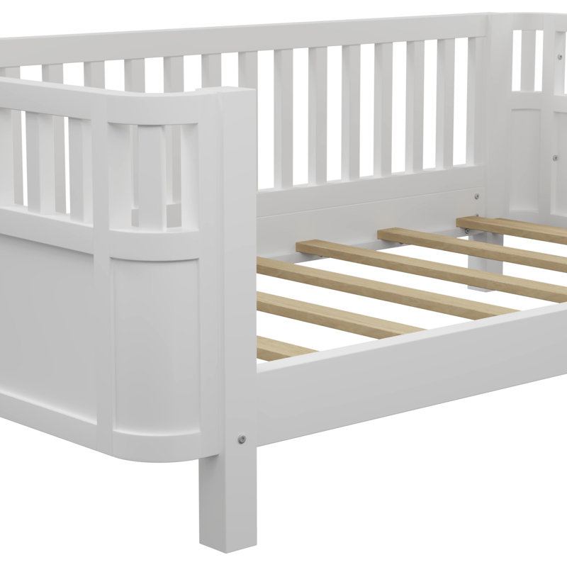 Lit simple pour enfant en bois blanc avec rails et hauteur basse