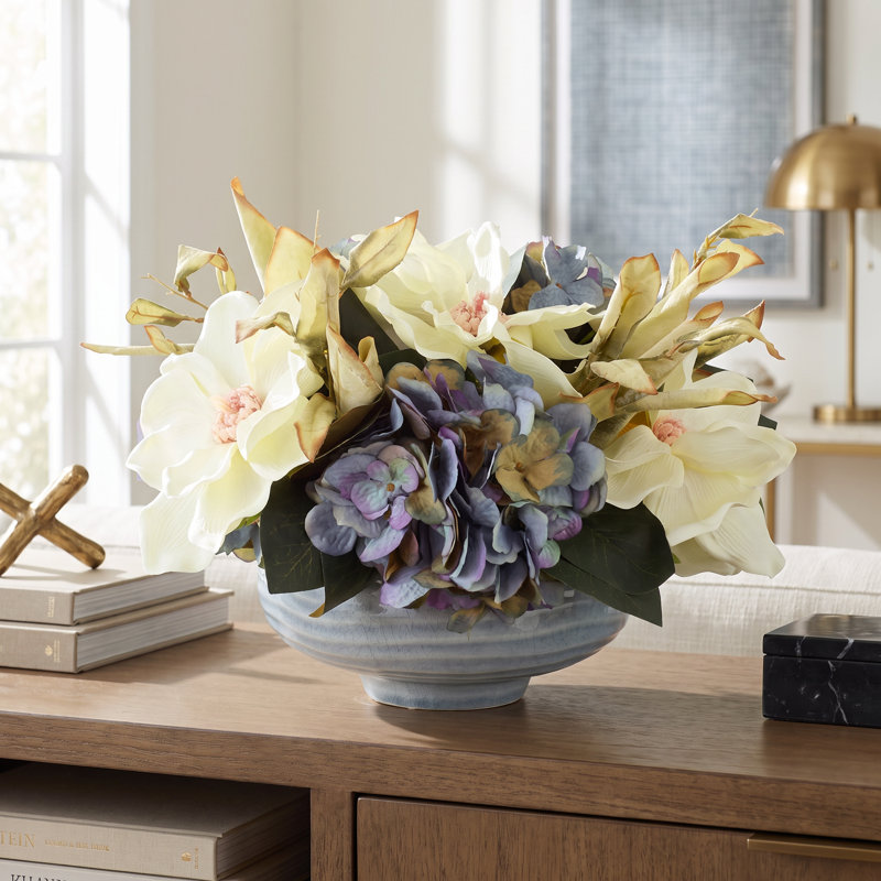Composition de feuilles d'hortensia et de magnolia dans un vase en céramique