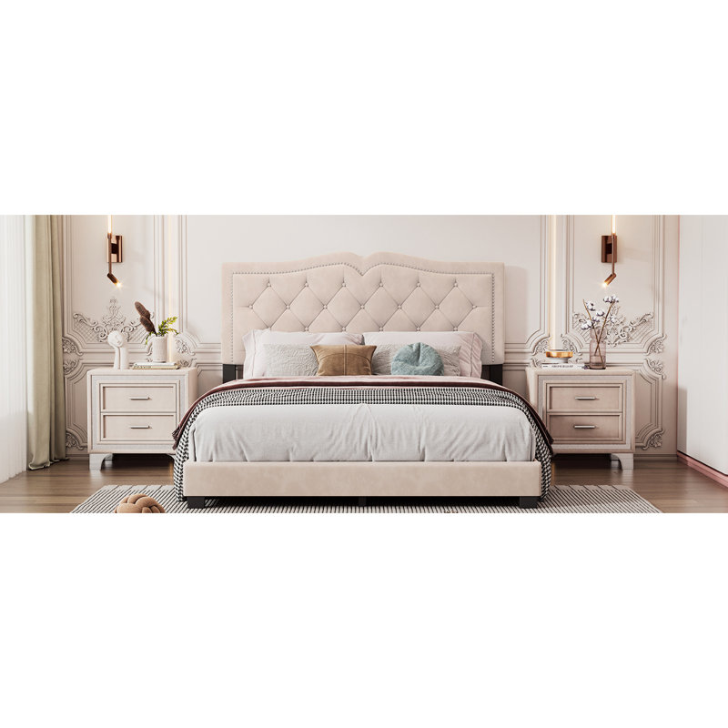 Grand lit beige tapissier, plateforme moderne en velours avec tête de lit et ornement en forme de rivet, fiable et sans sommier