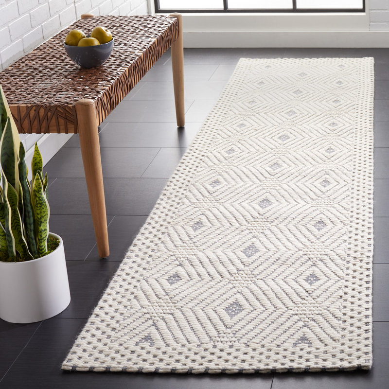 Tapis géométrique en laine / polyester tissé à la main Manya en blanc / bleu, Tapis de couloir 2 pi 3 po x 9 pi