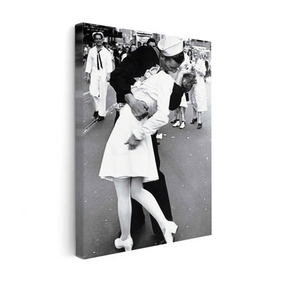 V-J Day Kiss