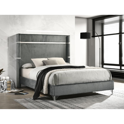 Lit à oreilles très grand Eastern avec revêtement beige, structure à profil bas et pieds ornés pour améliorer l'ambiance de la chambre