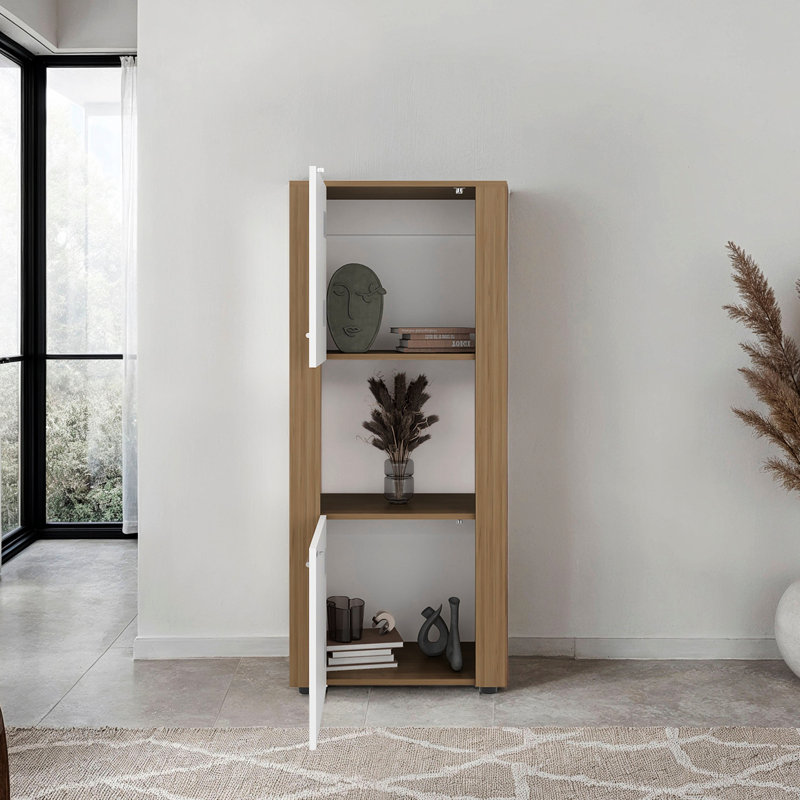 Armoire de rangement verticale en chêne naturel et blanc à trois tablettes pour les chambres à coucher, maintient un espace de rangement structuré, de grands bureaux à domicile, des espaces intérieurs de conception efficace