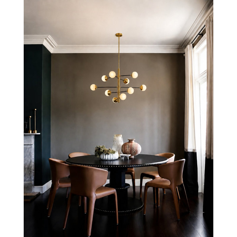 Lustre transitionnel en laiton et noir à 10 lumières avec abat-jour en verre blanc laiteux