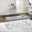 Table basse moderne en chêne naturel avec base en métal chromé, surface spacieuse pour le salon-378293038