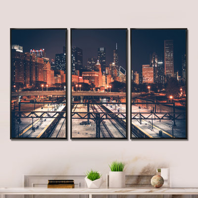 «Dark Chicago Skyline and Railroad» - Photographie de cadre flottant 3 pièces sur toile