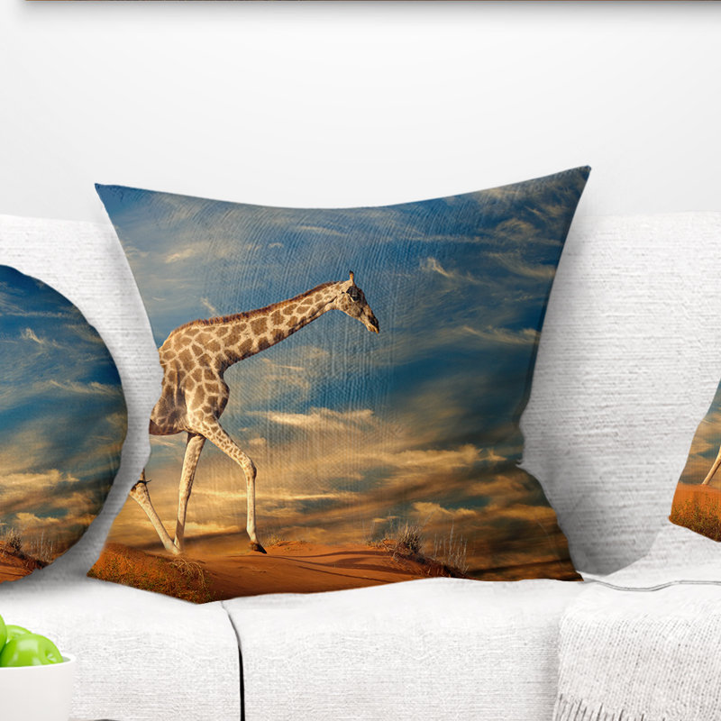 Girafe sur dune de sable - coussin imprimé animal, 16 po x 1 po, Coussin décoratif