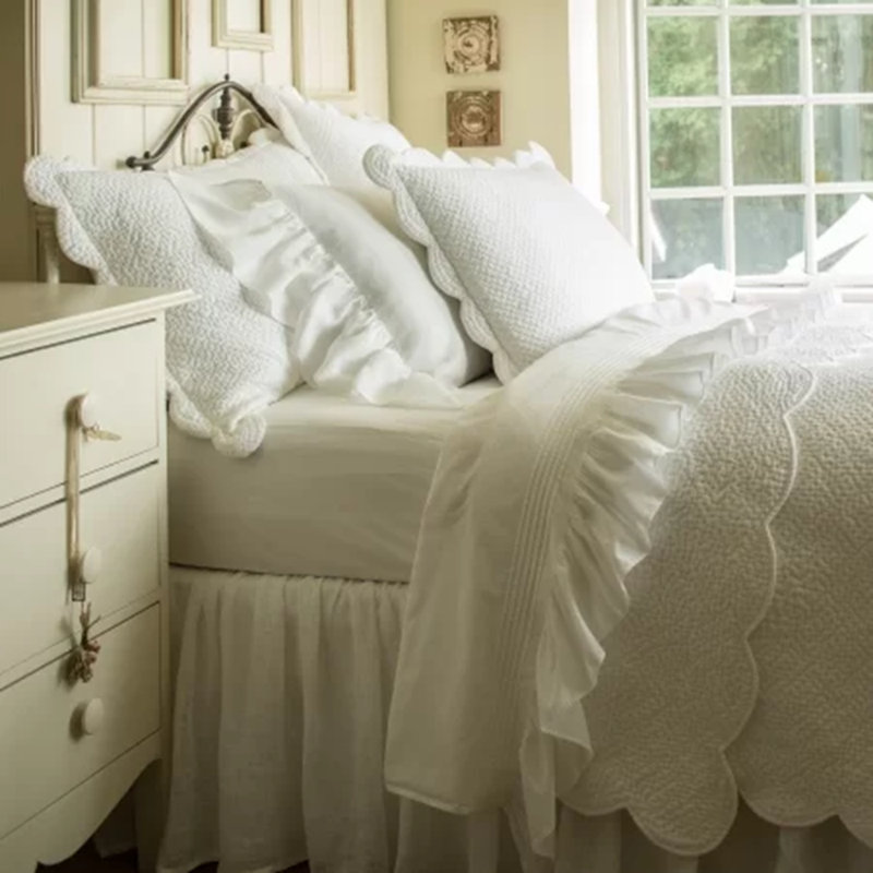 Sophie White Cotton Scalloped Quilt, Twin Quilt