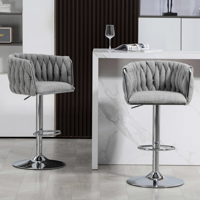 Ensemble de 2 tabourets de bar pivotants avec housse en tissu 360 °, chaises de bar réglables à hauteur de comptoir avec dossier et repose-pieds tissés, tabourets de bar chromés argentés