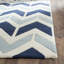 Tapis bleu foncé / bleu clair / blanc en laine touffeté à la main Sanaz-1039119855