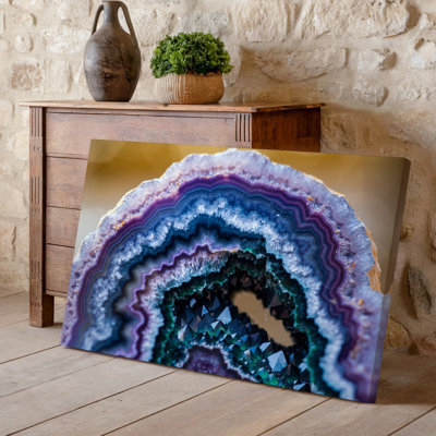Toile, vue rapprochée d'une surface minérale vibrante mettant en vedette des couches complexes de textures translucides dans une toile hypnotisante