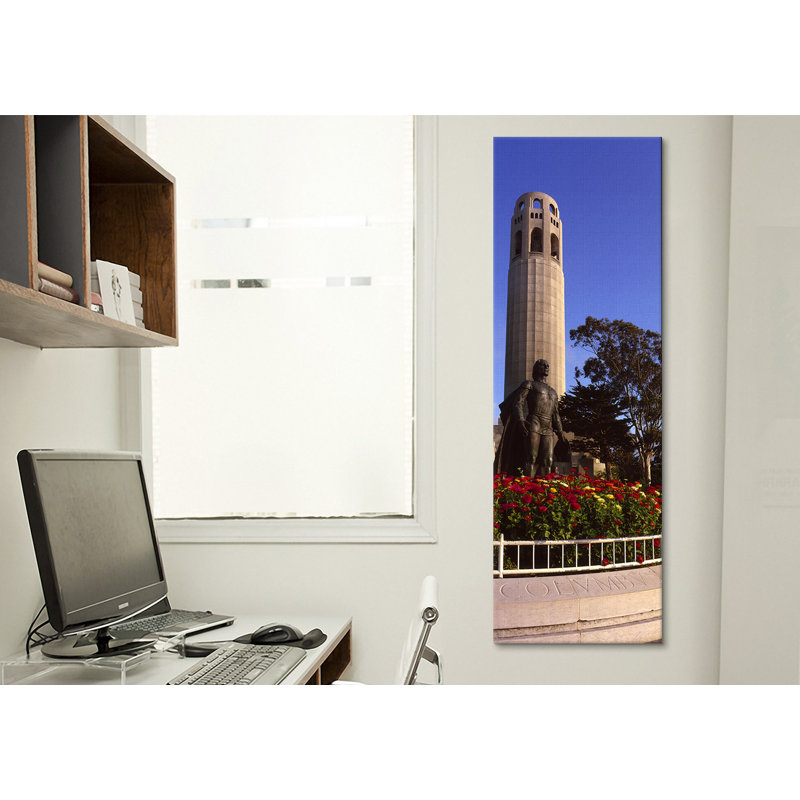 Statue de Christopher Columbus devant une tour, Coit Tower, Telegraph Hill, San Francisco, California, USA par Panoramic Images - Photographie sur toile