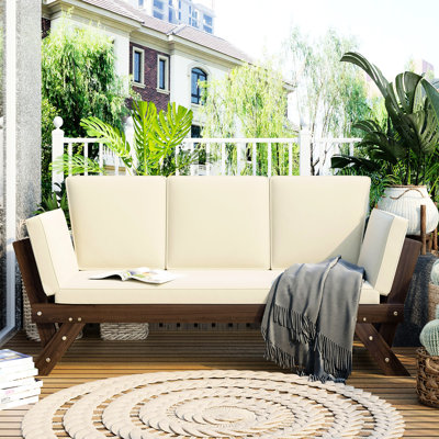 Lit de jour brun pour patio avec housses de coussin d'eau - facile à entretenir, structure en bois franc beige et coussins polyvalents pour une utilisation extérieure,