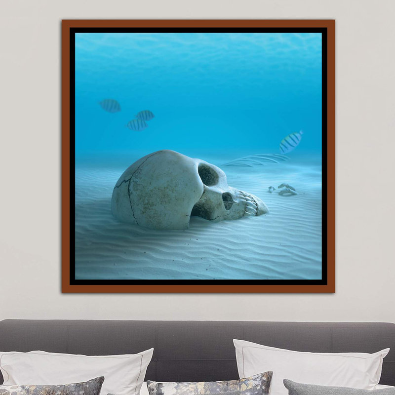 «Skull on Sandy Ocean Bottom with Small Fish Nettoyage de certains os» par Johan Swanepoel - impression sur toile tendue