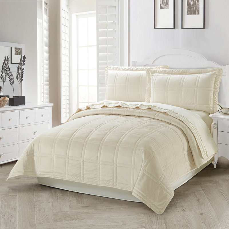 Polyester Plaid Quilt with Pillow Shams Included, White