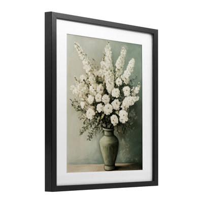 Fleurs blanches dans un vase vert, reproduction encadrée sous verre, design par Petal Prints Design