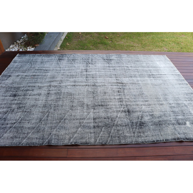 Tapis turc rétro noir rétro avec une esthétique bohémienne pâle dans un style rétro pour les grands espaces