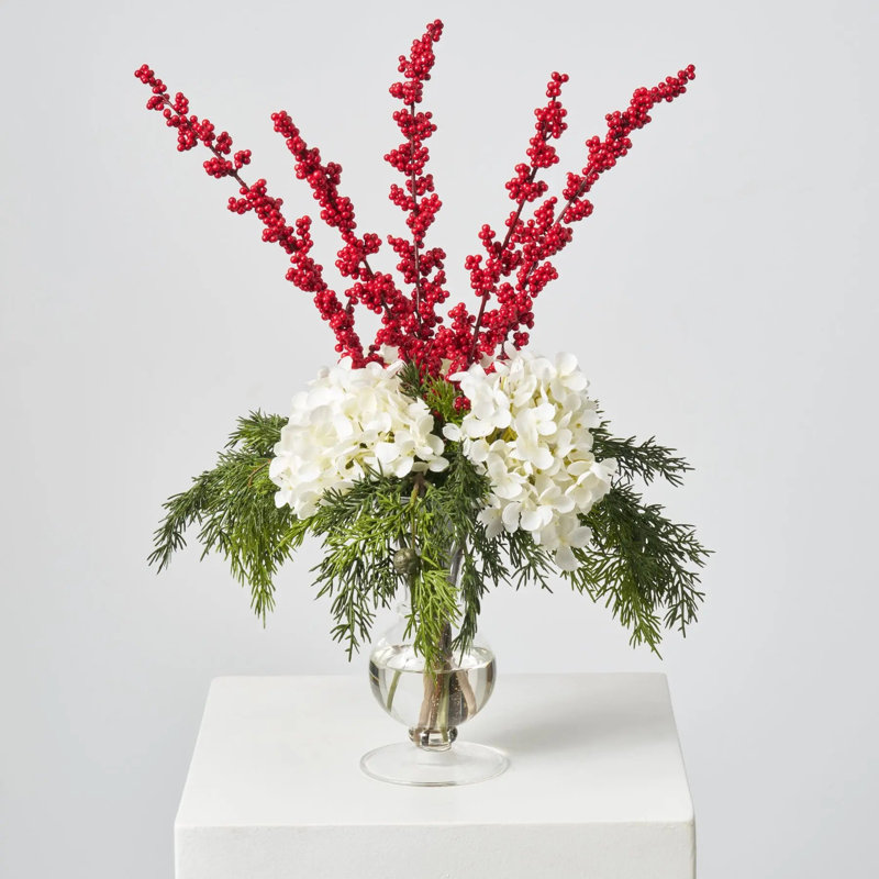 Arrangement d'hortensias blancs, de baies rouges Ilex et de baies de genévrier Real Touch