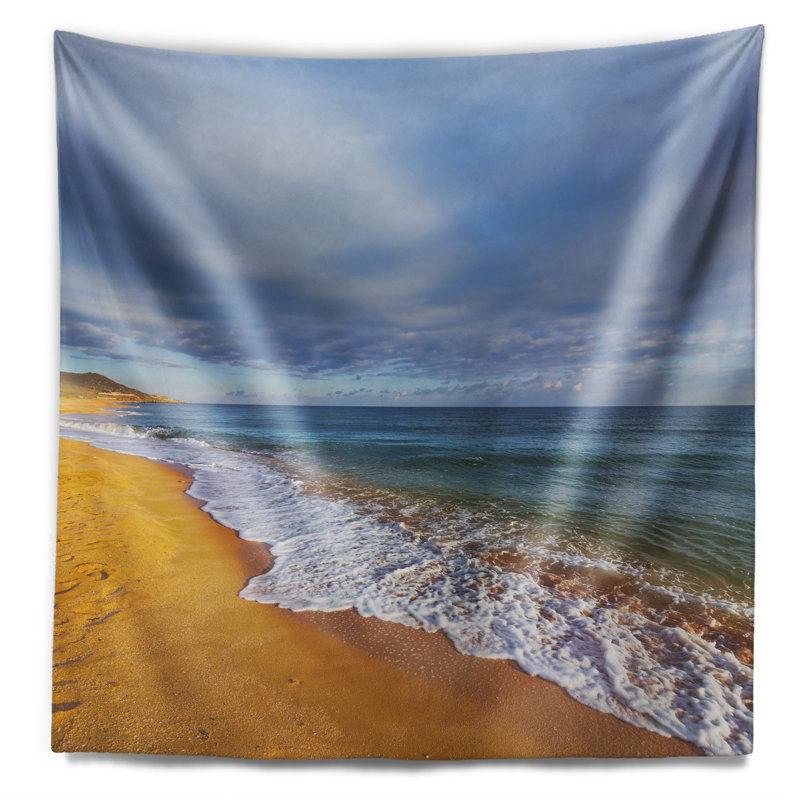 Tapisserie sombre plage sous un ciel nuageux, H 32 po x l 39 po