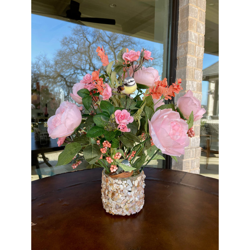 Moineaux et arrangement de dahlia en pot