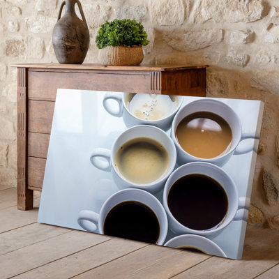 Toile, composition minimaliste avec quatre tasses à café blanches disposées en art mural, une ligne verticale contre un art mural blanc éclatant