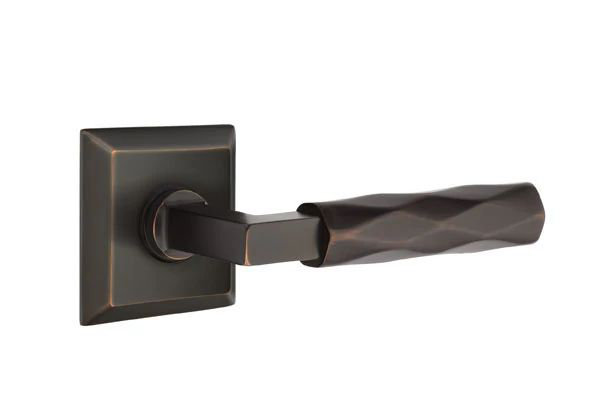 Mortaise intérieure Emtek Select Passage avec rosette Quincy et tige carrée en L, levier Tribeca, Bronze frotté à l'huile