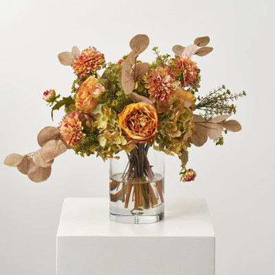 Arrangement floral illusion d'eau d'hortensia, de rose et de dahlia, Eucalyptus brun