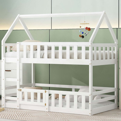 Lit superposé en forme de maison avec barrière de sécurité, porte et espace de jeu sous la chambre à coucher pour enfants