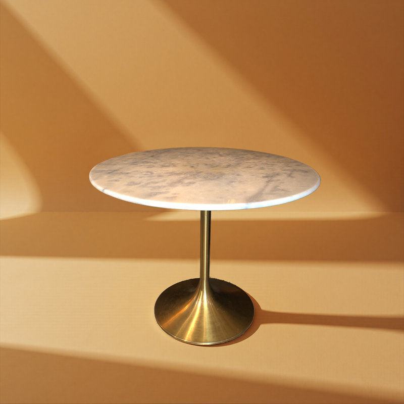 Table Fauk en marbre blanc avec base dorée