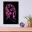 Art mural en verre Ivy Bronx «Neon Marilyn» par Momart-777383901