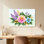 Arrangement floral de plantes et de fleurs avec des fleurs colorées et des feuilles vertes