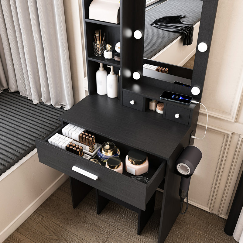 Coiffeuse compacte avec miroir, éclairage DEL réglable, prise électrique, support pour sèche-cheveux et tabouret noir - Design américain pour chambre, idéal pour les petits espaces, + plateau en verre. Style classique et moderne.