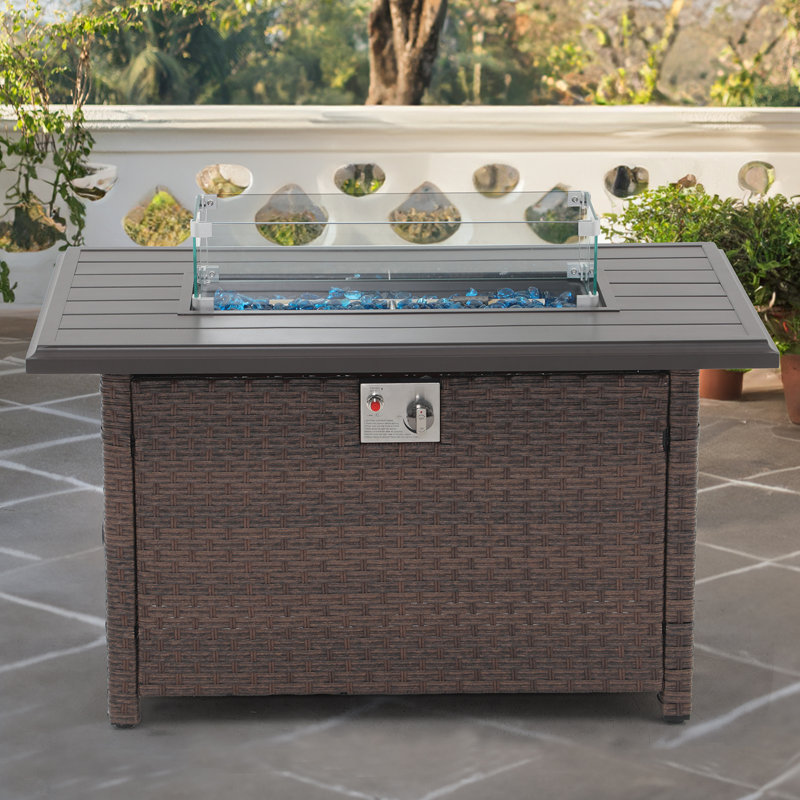 Table d'extérieur pour foyer d'extérieur au propane en rotin