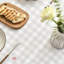 Housse de table de lapin de Pâques avec des fleurs printanières et un motif à carreaux Buffalo - parfait pour la fête, le pique-nique et le dîner