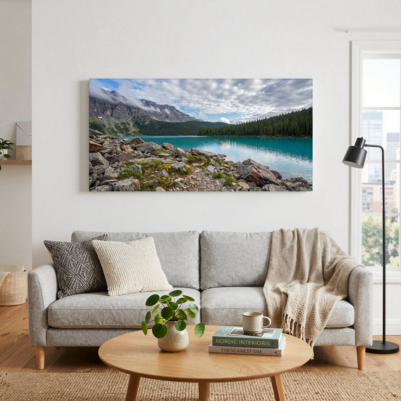 «Mountain Lake» avec eau turquoise et rivage rocheux, art mural, 20"W x 10"H