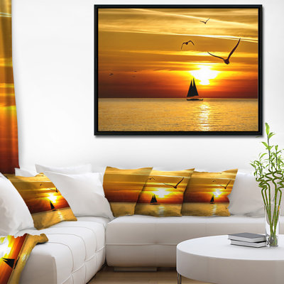 Photographie d'une plage jaune vif avec des oiseaux Cartwell