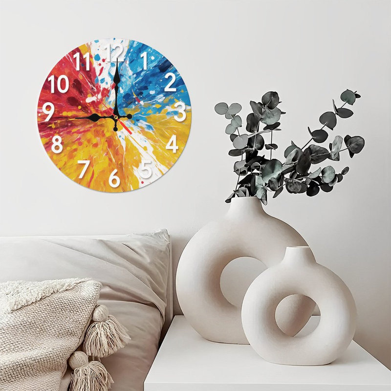 Horloge avec éclaboussures de peinture