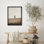 Art mural encadré arbre minimal dans un champ, impression de paysage moderne aux tons neutres pour un décor minimaliste ou scandinave