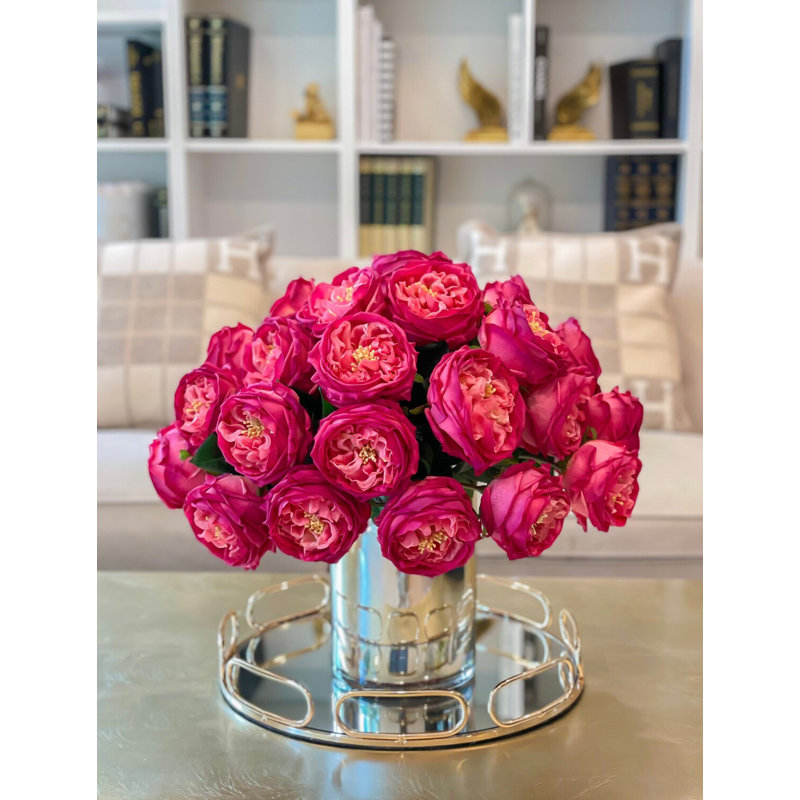 Grand arrangement de fausses fleurs de Austin