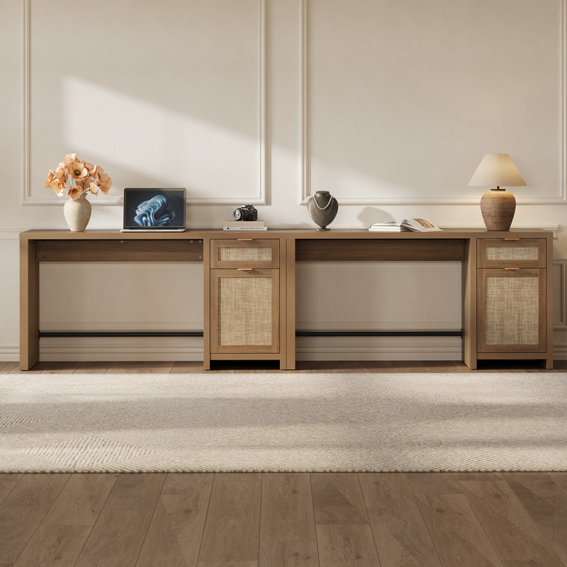 Bureau en rotin Boho avec espace de travail spacieux et rangement caché, Chêne caramel