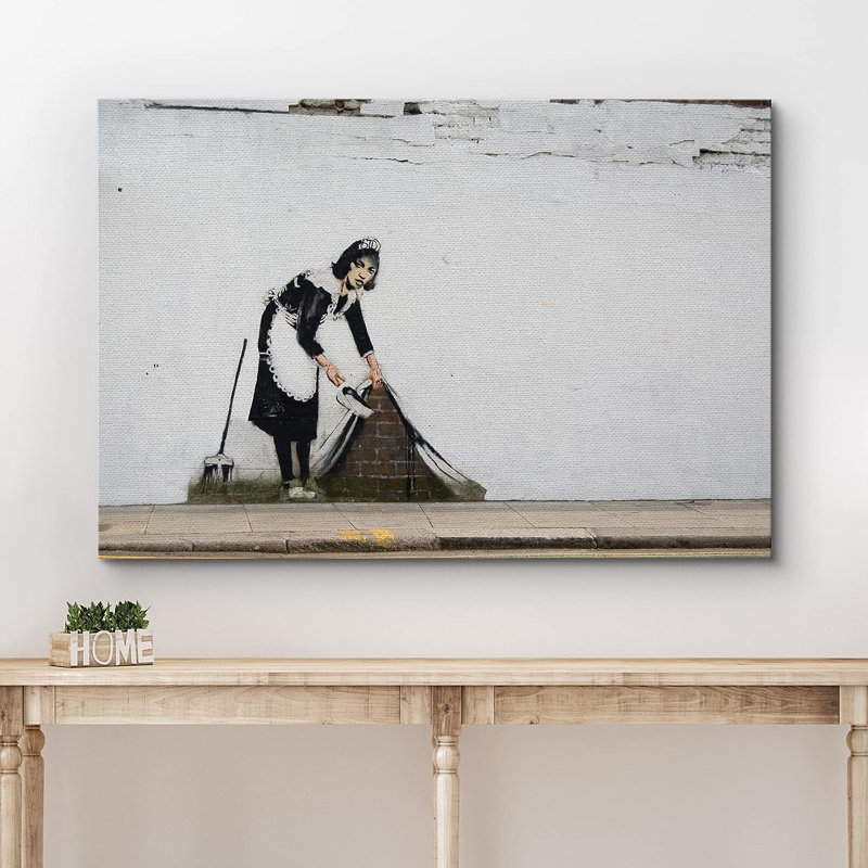 Banksy Maid Sweeping Under Tapis sur toile, Toile tendue, H 32 po x l 48 po x P 1,5 po